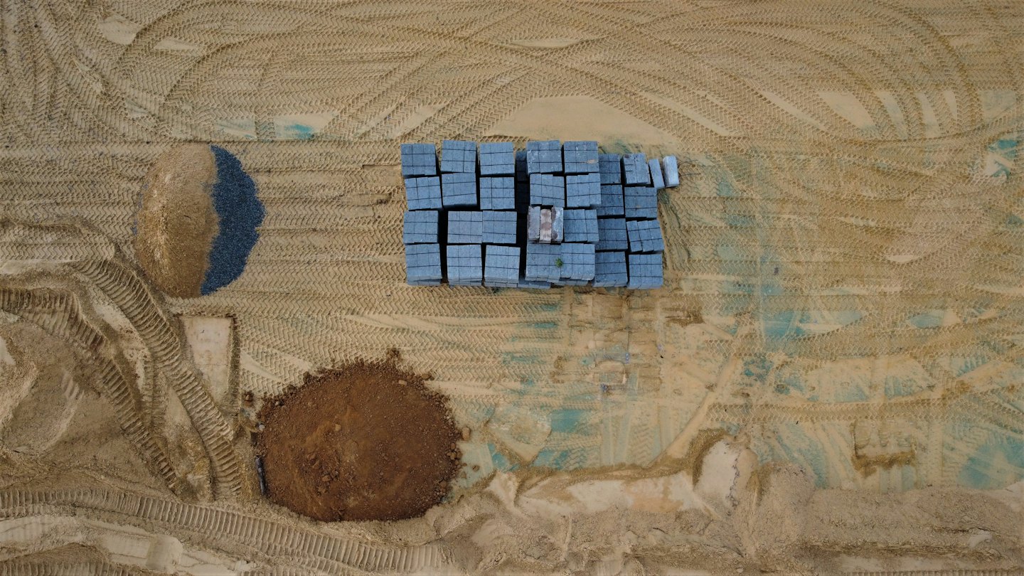 Pietre per pavimentazione e ghiaia in un cantiere.